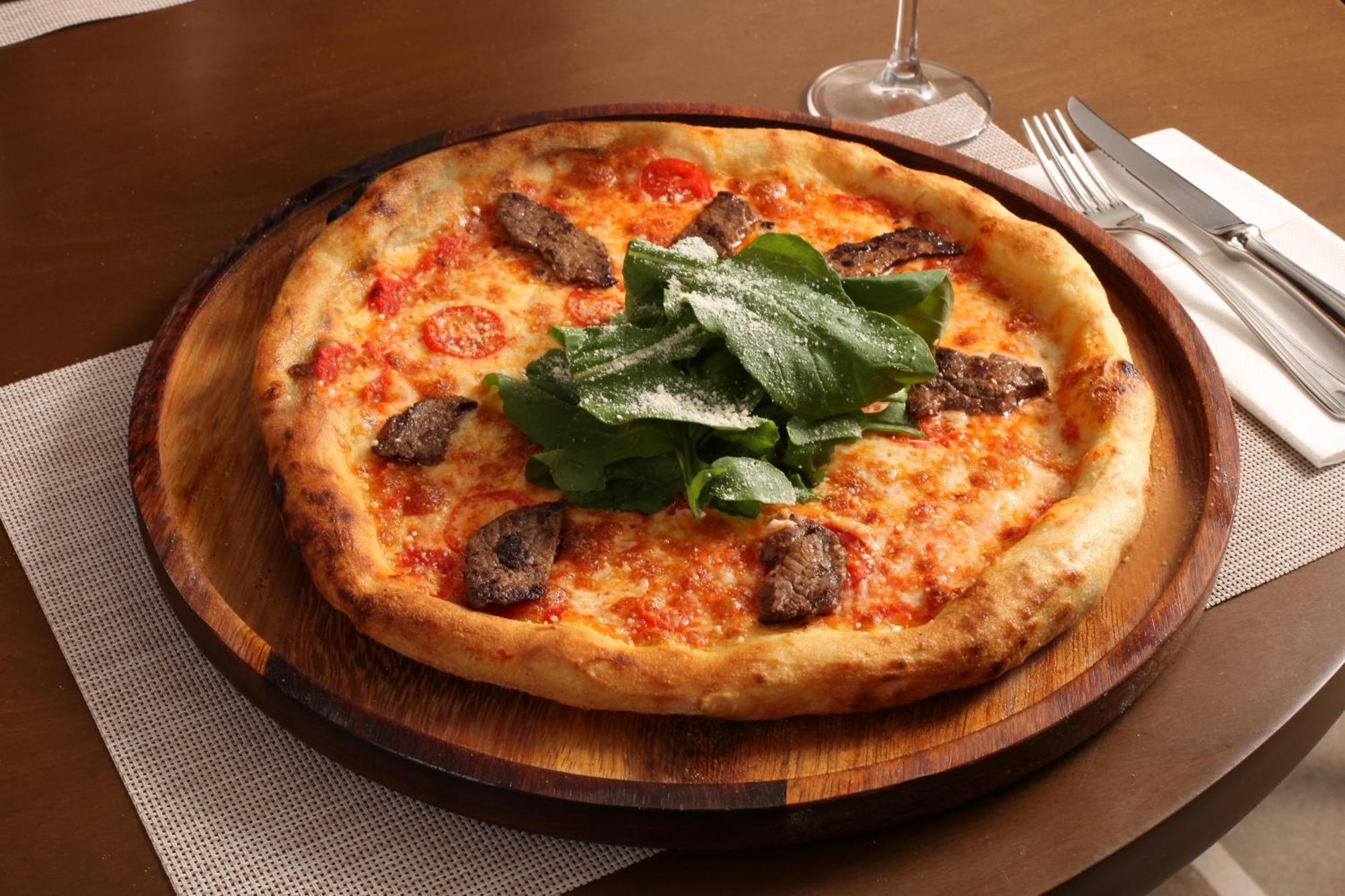 벤틀리 바이 몰튼 호텔 - 스페셜 클래스 이스탄불 외부 사진 A pizza with sausage and arugula